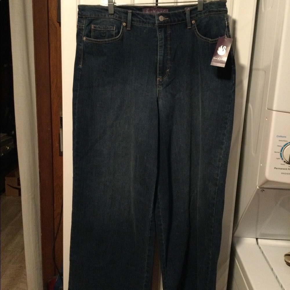 New with tags Gloria Vanderbilt Wide Leg Supreme Stretch Jeans 
Size 16